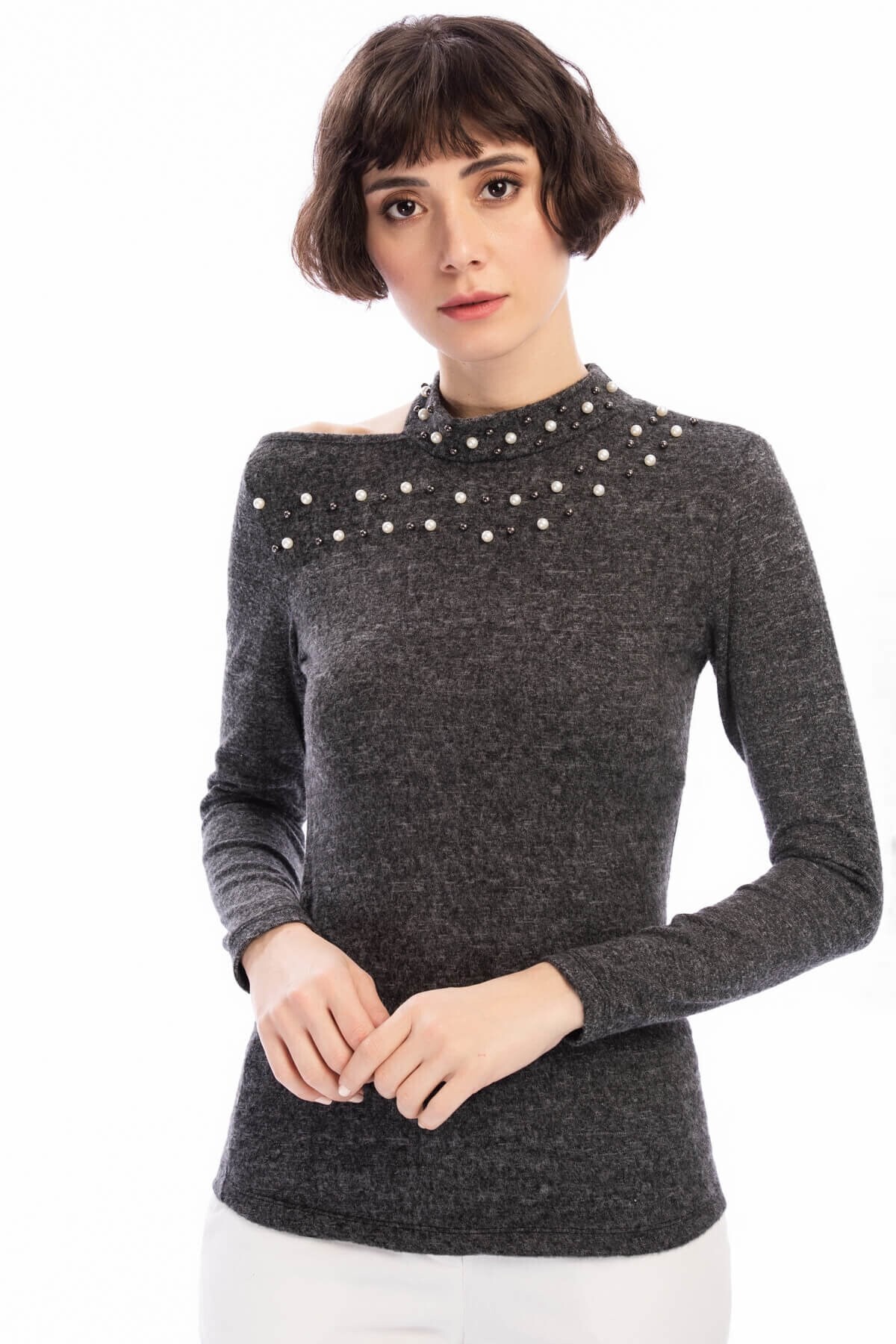 8490936 Yumoş Tek Omuzu Açık İncili Bluz SIYAH