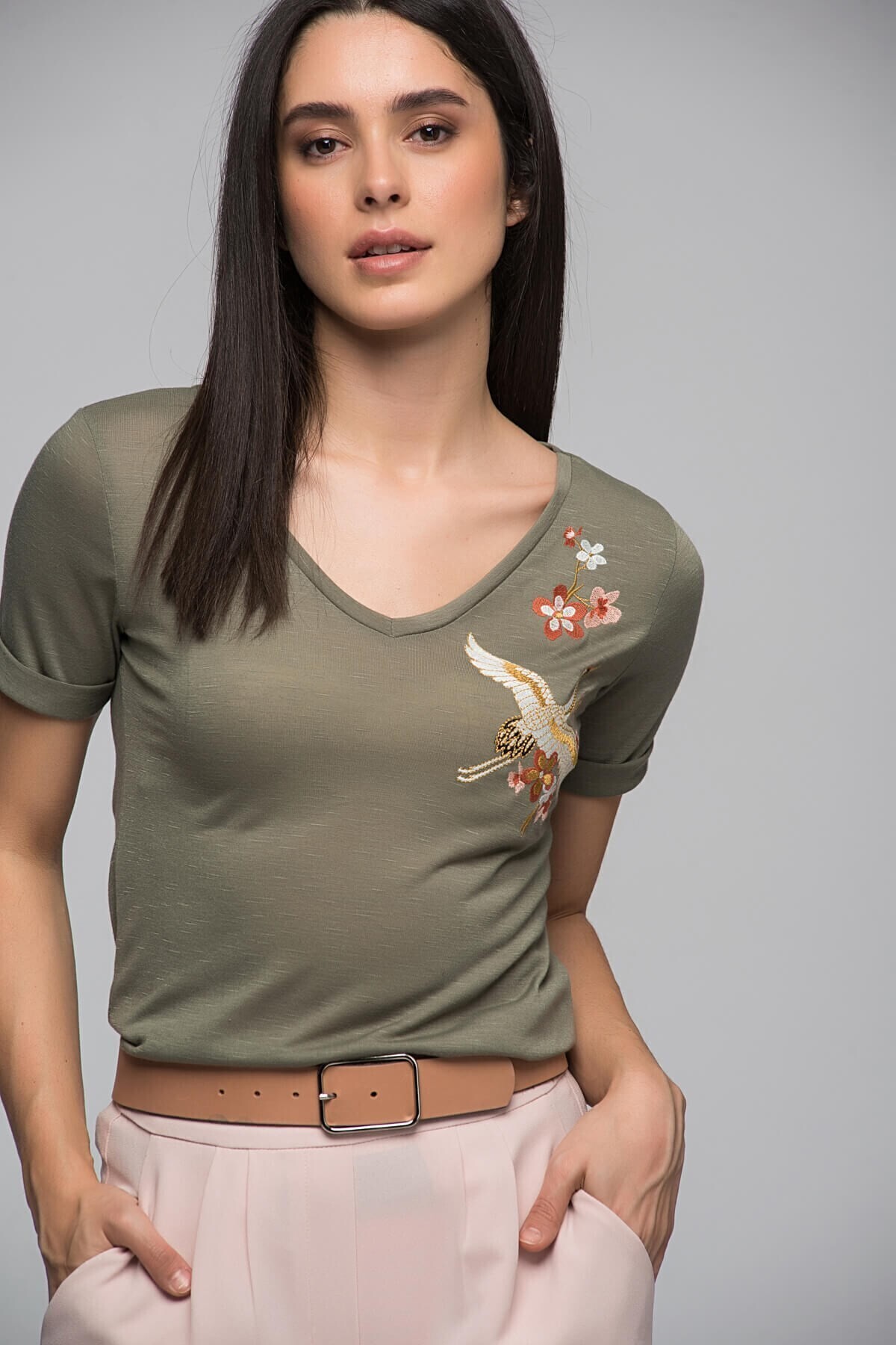 7130562 Leylek Nakışlı V Yaka Boyfriend Kısa Kol Bluz HAKI