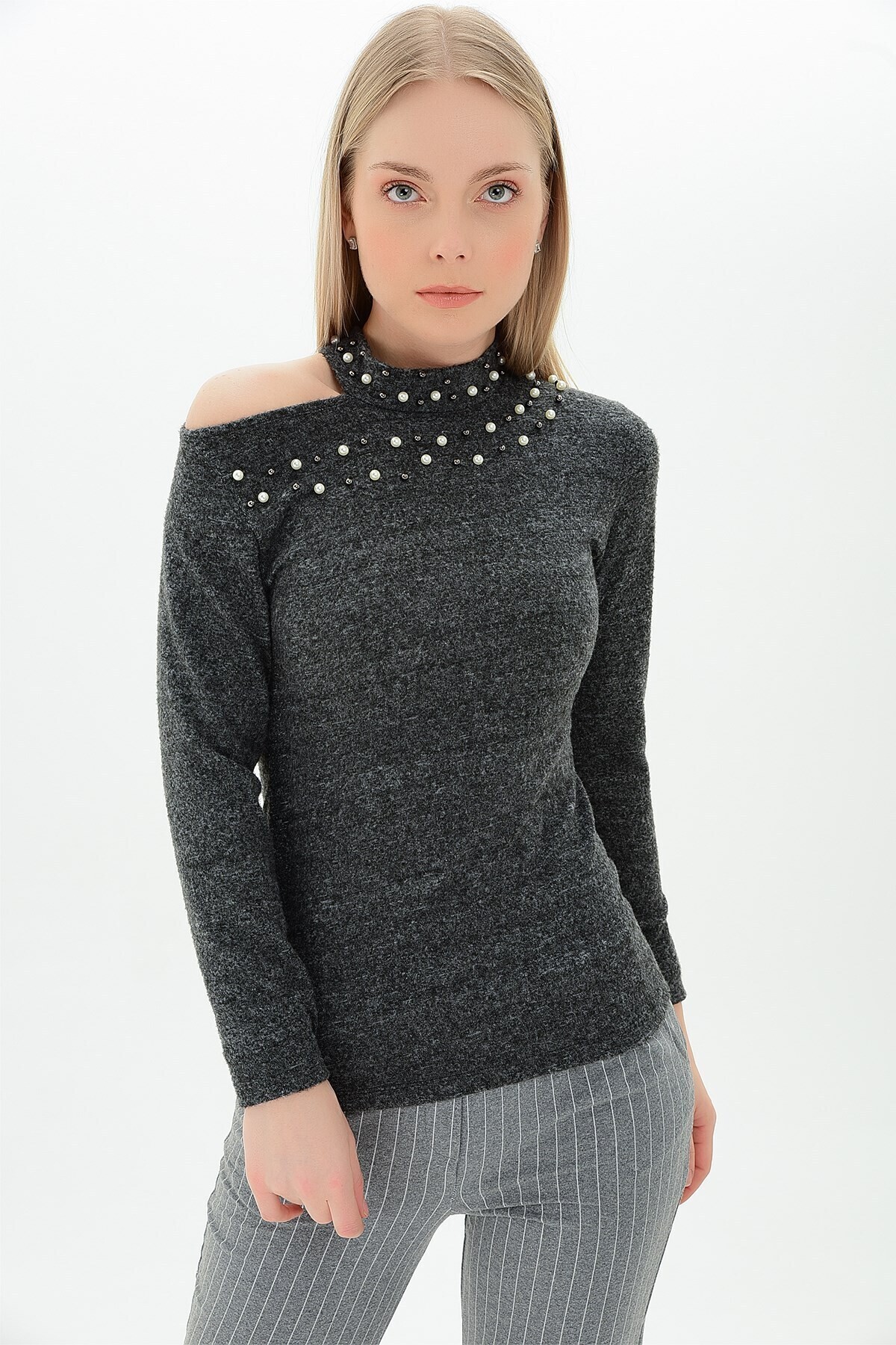 9100936 Yumoş Tek Omuzu Açık İncili Bluz SIYAH