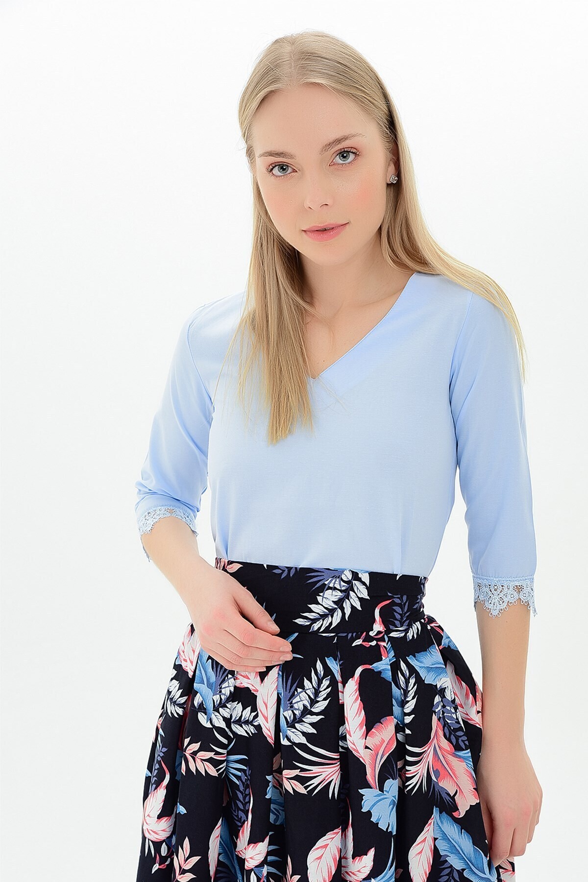 9109314 V Yaka Sırtı Tül Dantel Bağlamalı Kolucu Güpür Bluz MAVI