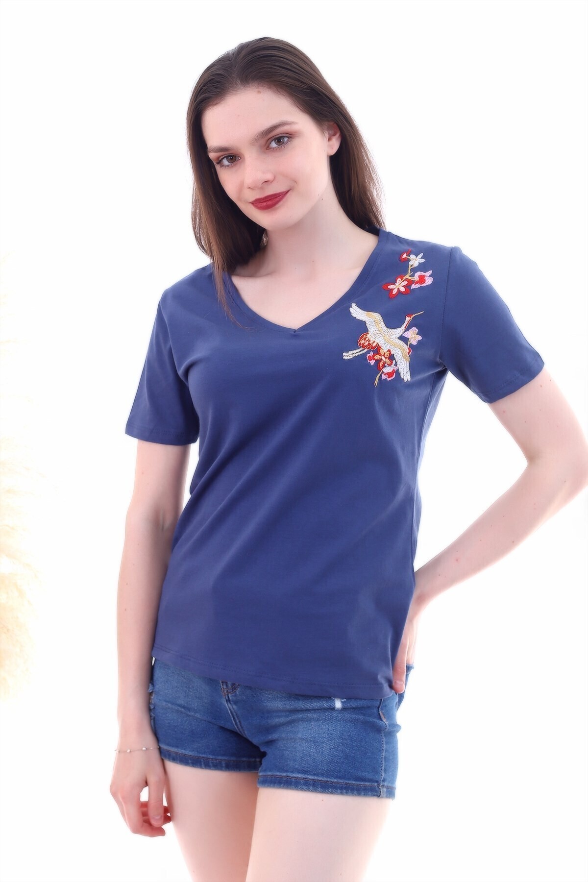 7130562 Leylek Nakışlı V Yaka Boyfriend Kısa Kol Bluz INDIGO