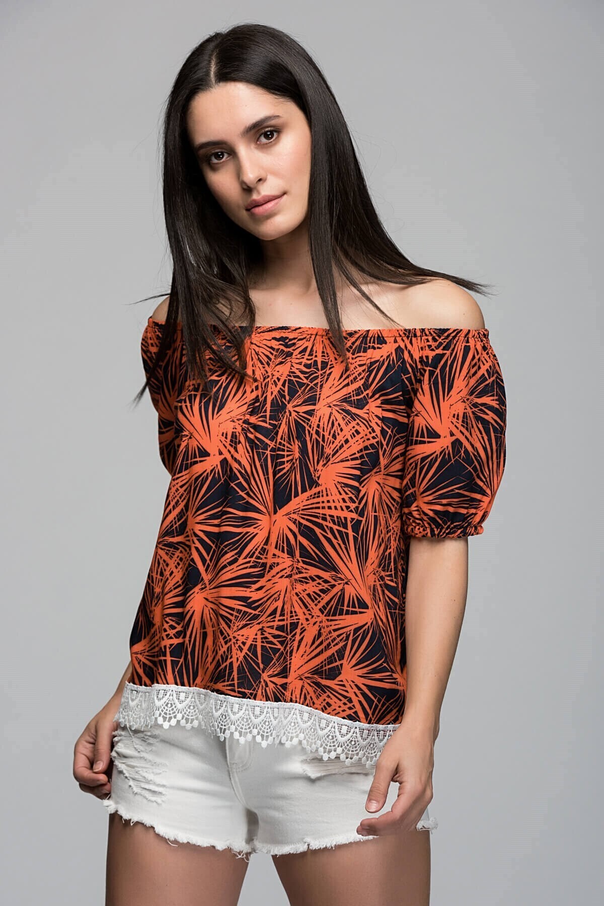 7210006 Viskon Desenli Yaka Lastikli Eteği Güpürlü Bluz TABA-SIYAH