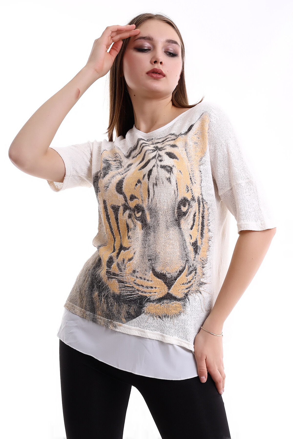 2246712147 Kaplan Baskılı Sırtı Dok.Garnili Kısa Kol Bluz EKRU