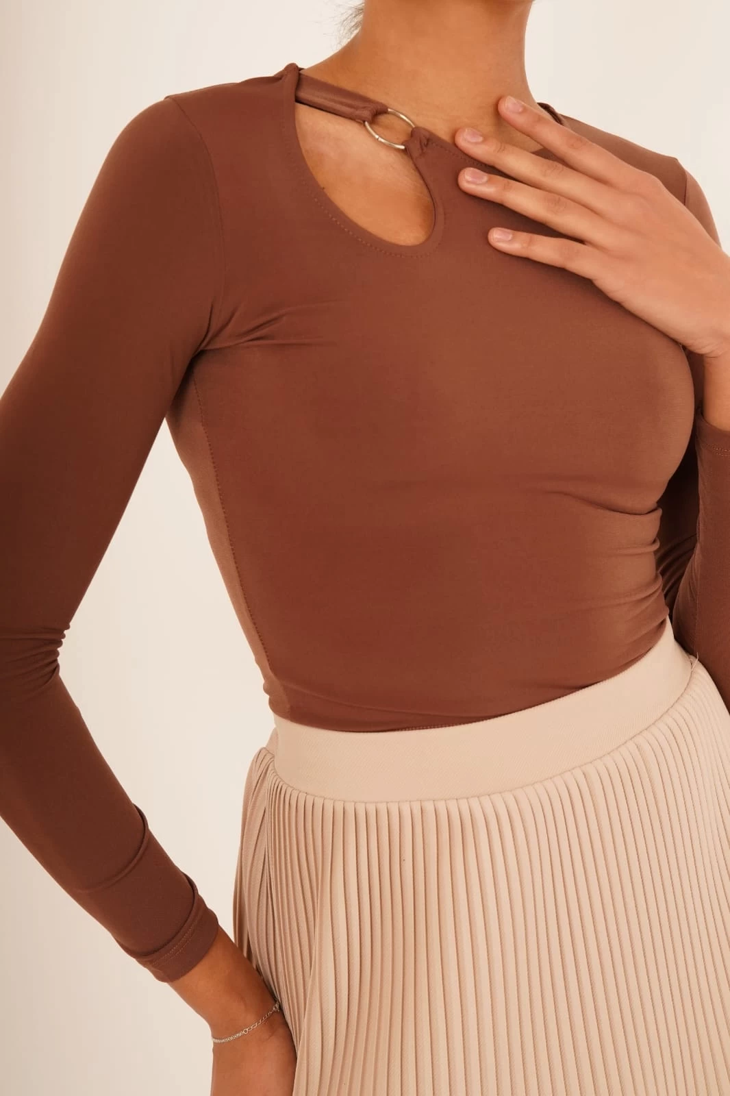 23254220 Sandy Tek Omuzu Tokalı Uz.Kol Bluz KAHVE