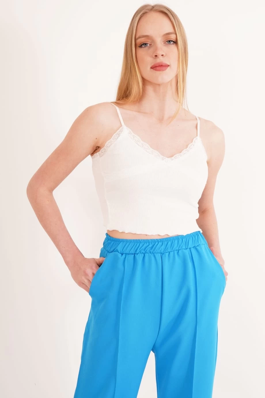 23254275 Kaşkorse İp Askılı Dantelli Crop Bluz BEYAZ