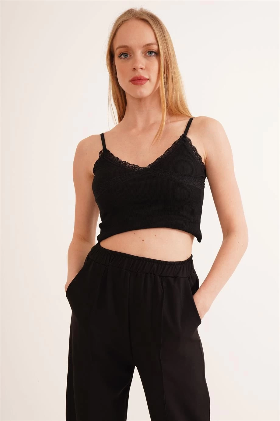23254275 Kaşkorse İp Askılı Dantelli Crop Bluz SIYAH