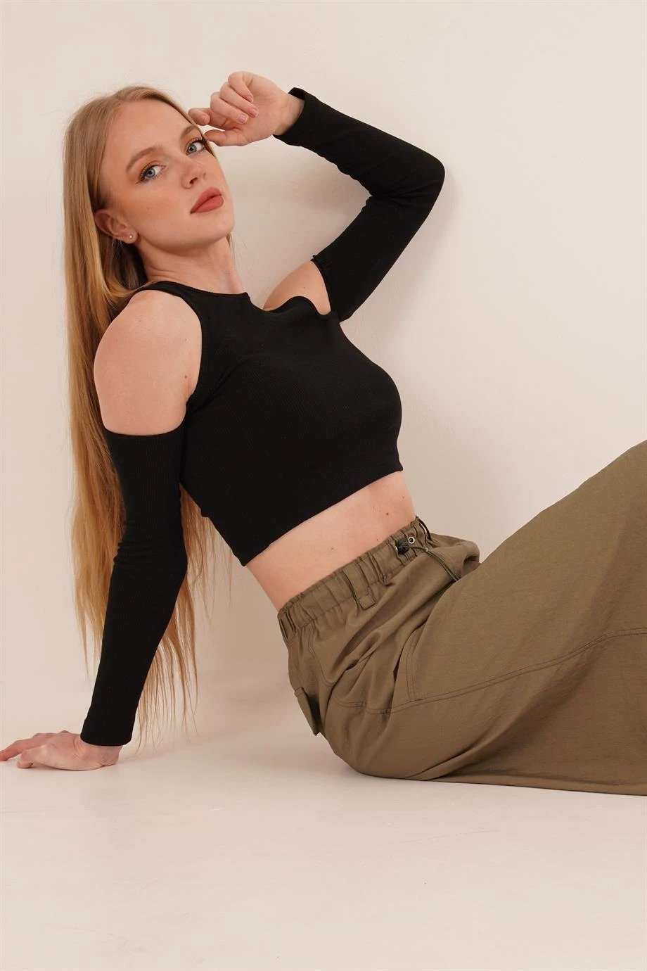 23254280 Kaşkorse Omuzları Açık Uz.Kol Bluz SIYAH