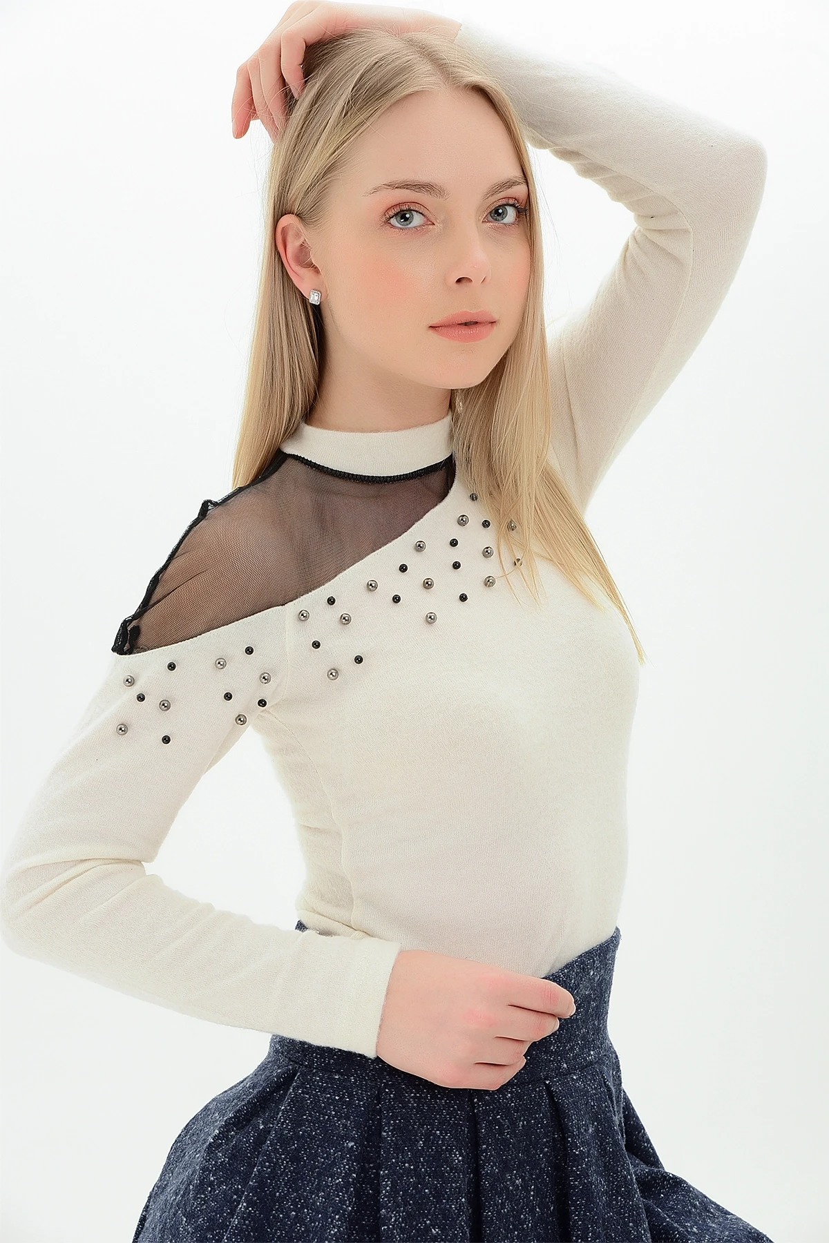 9100986 Yumoş Tek Omuzu Tül İncili Bluz BEJ