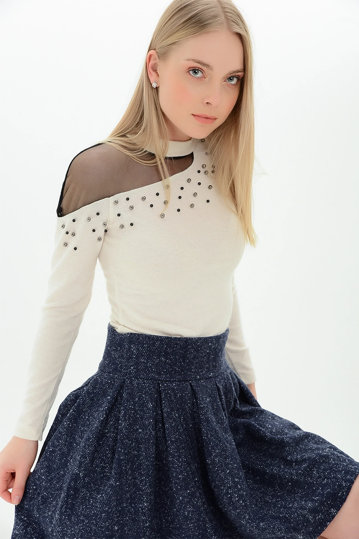 9100986 Yumoş Tek Omuzu Tül İncili Bluz BEJ