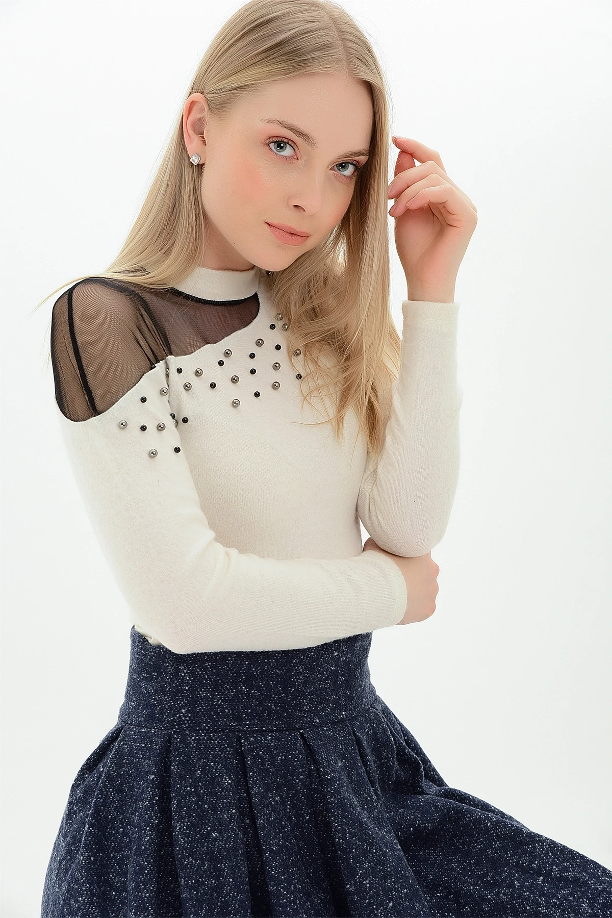 9100986 Yumoş Tek Omuzu Tül İncili Bluz BEJ