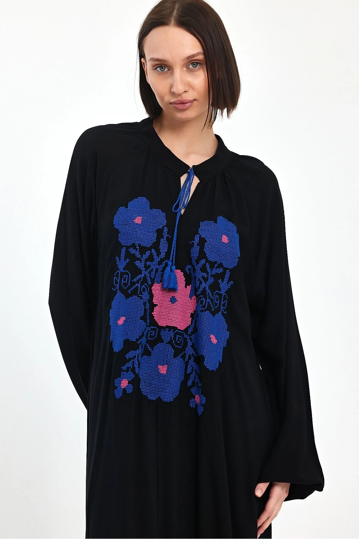 VP1036 Yaka Bağcıklı Çiçek Nakış Dty Balon Kol Uzun Elbise SIYAH