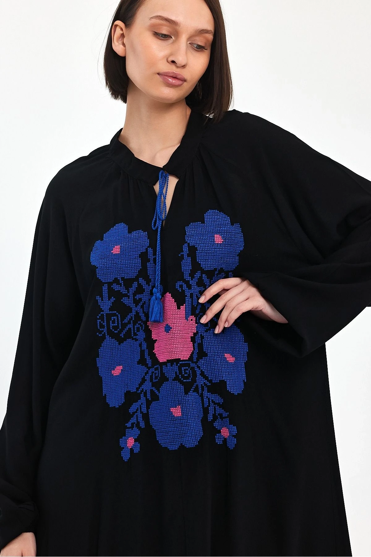 VP1036 Yaka Bağcıklı Çiçek Nakış Dty Balon Kol Uzun Elbise SIYAH