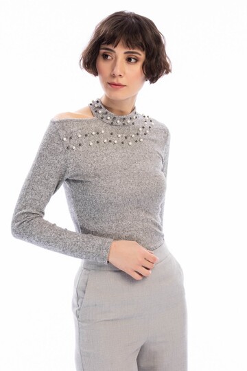 8490936 Yumoş Tek Omuzu Açık İncili Bluz GRI