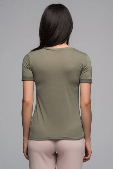 7130562 Leylek Nakışlı V Yaka Boyfriend Kısa Kol Bluz HAKI