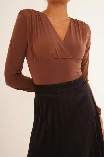 23254223 Sandy Kruvaze Yaka Büzgülü Vatkalı Uz.Kol Bluz KAHVE