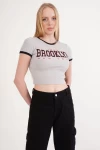 23254270 Kaşkorse Brooklyn Baskı Garnili Kısa Kol Crop Bluz GRI