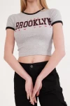 23254270 Kaşkorse Brooklyn Baskı Garnili Kısa Kol Crop Bluz GRI