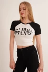 23254271 Kaşkorse Malibu Baskılı Kısa Kol Crop Bluz SIYAH